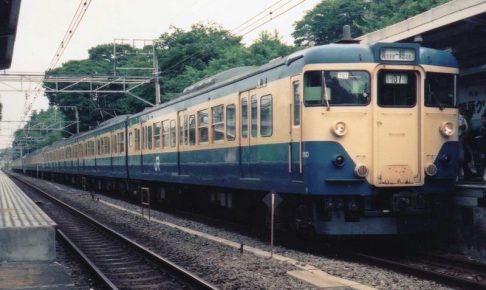 113系1000番台（Photo by： Cassiopeia_sweet. / Wikimedia Commons / パブリックドメイン）※画像の車両は1000番台です。今回の商品は、ライト・タイフォンが上部にある1500番台です。