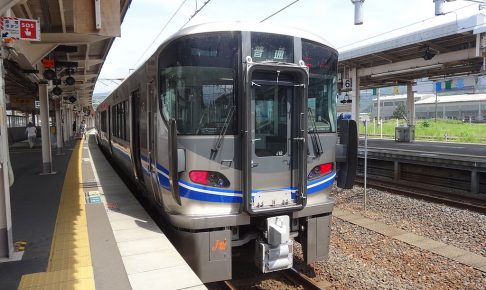 521系3次車（Photo by：223keisinkaisokuhimejiyuki / Wikimedia Commons / CC-BY-SA-4.0）※画像の車両は商品と仕様が異なる場合があります