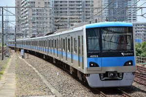 小田急電鉄4000形（Photo by：Cfktj1596 / Wikimedia Commons / CC-BY-SA-4.0）※画像の車両は商品と仕様が異なる場合があります