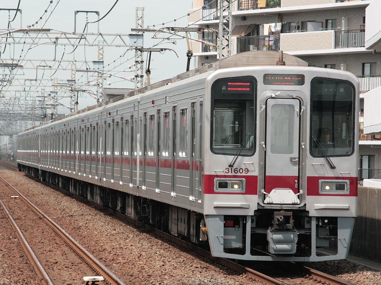 東武鉄道30000系（Photo by： T. Hanami / Wikimedia Commons / パブリックドメイン）
