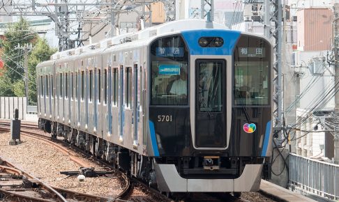 阪神電鉄5700系（Photo by： Jr223~commonswiki / Wikimedia Commons / CC-BY-SA-4.0）※画像の車両は商品とは仕様が異なります