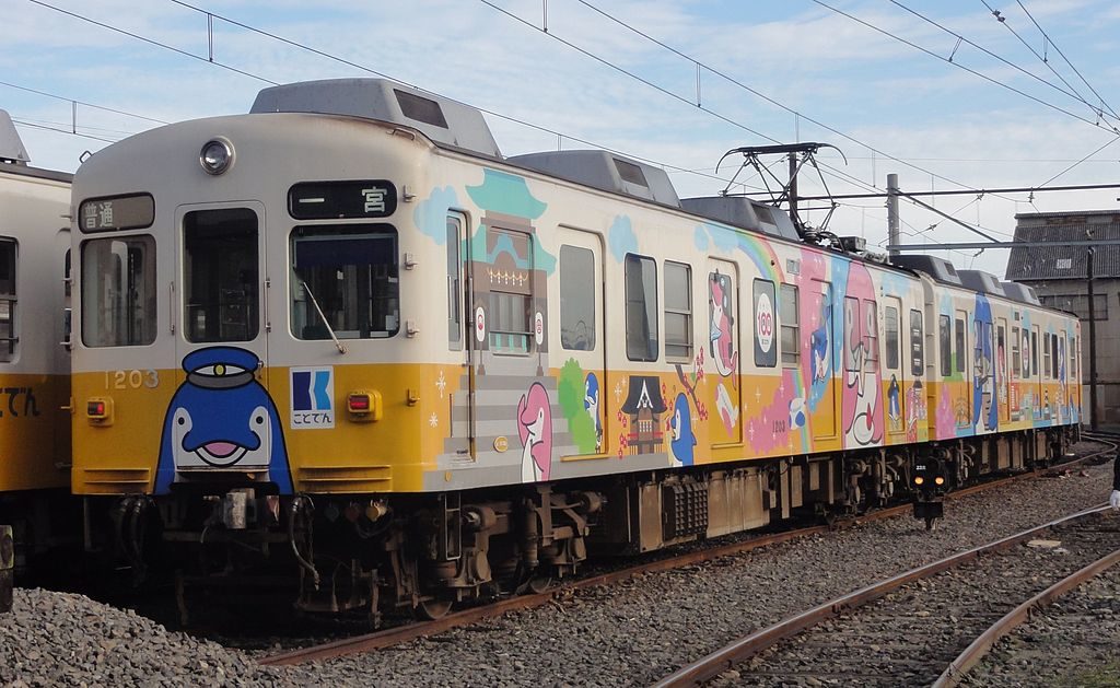 高松琴平電気鉄道1200形ことちゃんひやく号（Photo by： Rsa / Wikimedia Commons / CC-BY-SA-3.0）※画像の車両は商品とは仕様が異なる場合があります