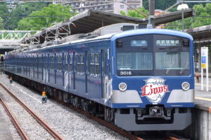 西武鉄道3000系 L-train（Photo by： E56-129 (七之輔) / Wikimedia Commons / CC-BY-SA-3.0）※画像の車両は商品と仕様が異なる場合があります
