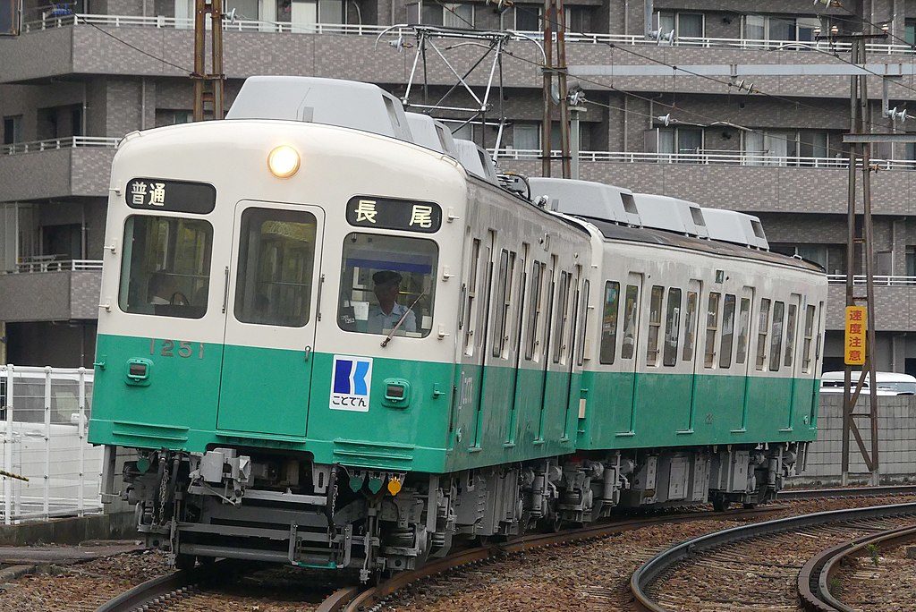 高松琴平電気鉄道1200形 長尾線（Photo by：MaedaAkihiko / Wikimedia Commons / CC-BY-SA-4.0）※画像の車両は商品とは仕様が異なることがあります