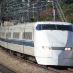 300系新幹線（Photo by： Mitsuki-2368 / Wikimedia Commons / CC-BY-SA-3.0）※画像の車両は商品と仕様が異なる場合があります