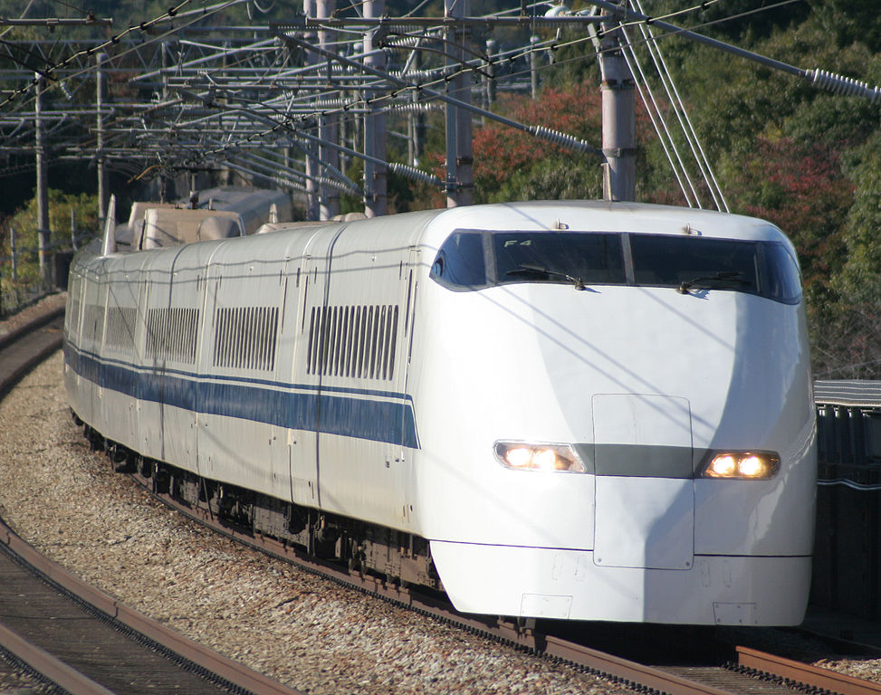 300系新幹線（Photo by： Mitsuki-2368 / Wikimedia  Commons / CC-BY-SA-3.0）※画像の車両は商品と仕様が異なる場合があります