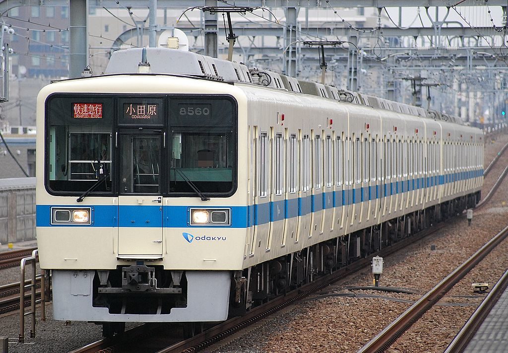 小田急電鉄8000形（Photo by： Toshinori baba / Wikimedia Commons / CC-BY-SA-3.0）※画像の車両は冷房準備車ではありません。商品とは仕様が異なります。