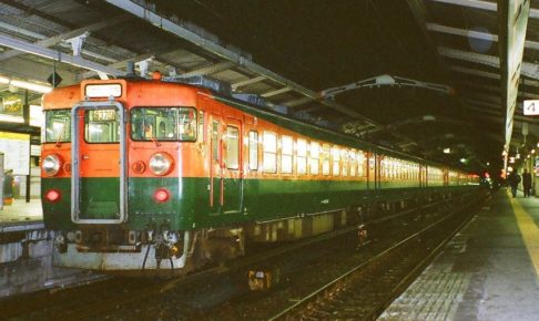 165系（Photo by：まも(Mamo) / Wikimedia Commons / パブリックドメイン）※画像の車両は商品と仕様が異なる場合があります