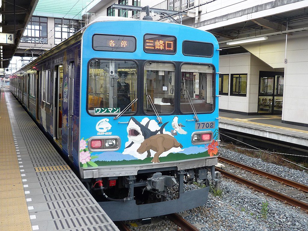 秩父鉄道7500系 秩父ジオパークトレイン（Photo by： Suikotei / Wikimedia Commons / CC-BY-SA-4.0）※画像の車両は商品とは仕様が異なる場合があります