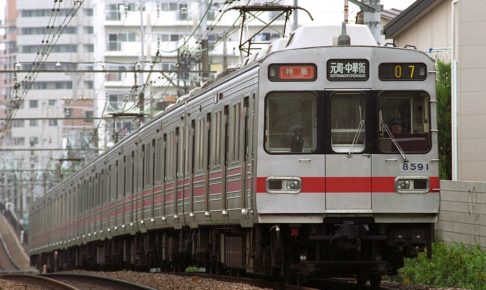 東急電鉄8590系（Photo by：Yaguchi / Wikimedia Commons / CC-BY-SA-3.0-migrated）※画像の車両は8693編成ではありません。商品と仕様が異なる場合があります