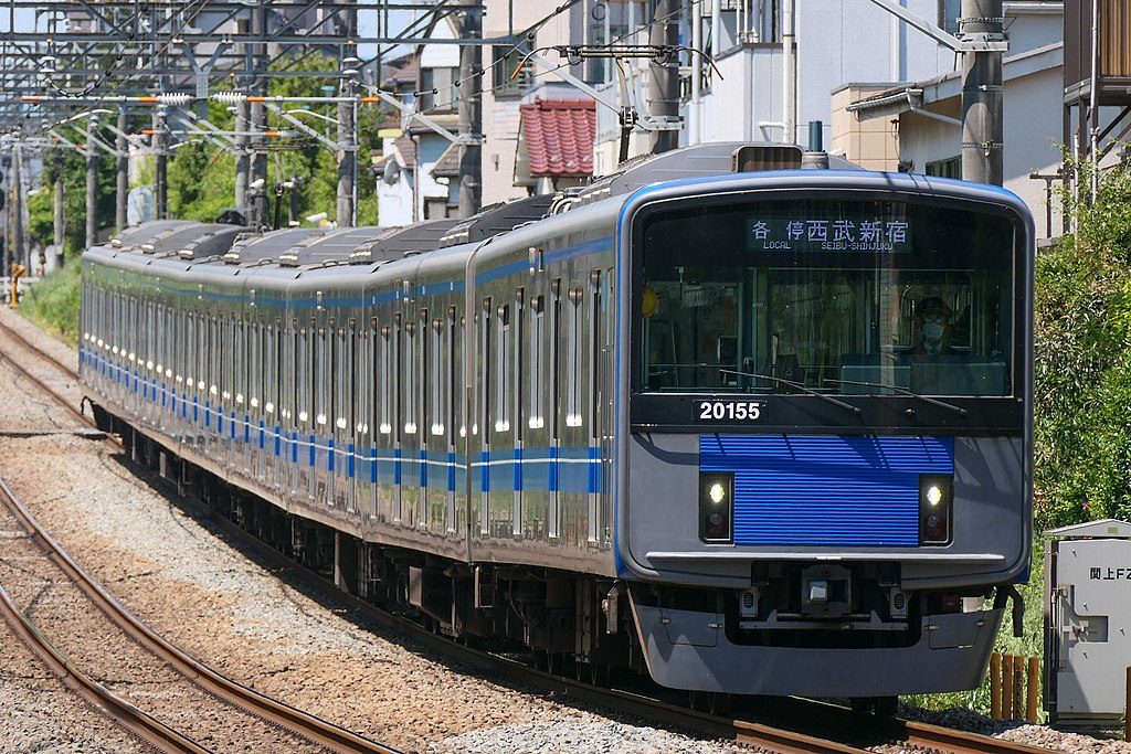 西武鉄道20000系（Photo by：MaedaAkihiko / Wikimedia Commons / CC-BY-SA-4.0）※画像の車両は20157編成ではありません。商品とは仕様が異なることがあります。