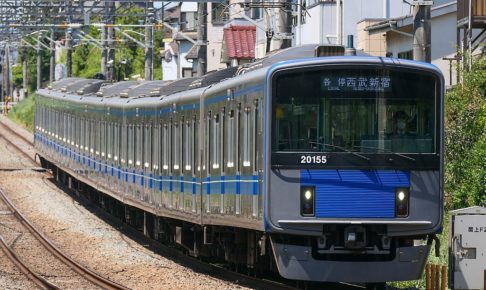 西武鉄道20000系（Photo by：MaedaAkihiko / Wikimedia Commons / CC-BY-SA-4.0）※画像の車両は20157編成ではありません。商品とは仕様が異なることがあります。