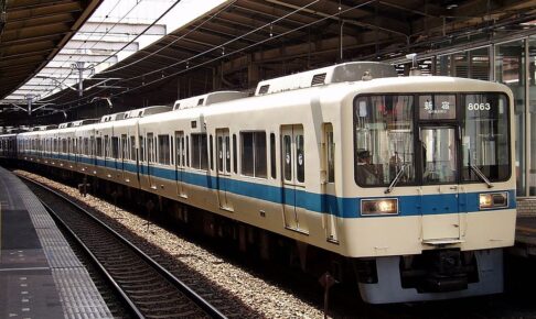 小田急電鉄8000形（Photo by：Cassiopeia sweet / Wikimedia Commons / パブリックドメイン ）※画像の車両は菱形パンタではありません。商品と仕様が異なる場合があります。
