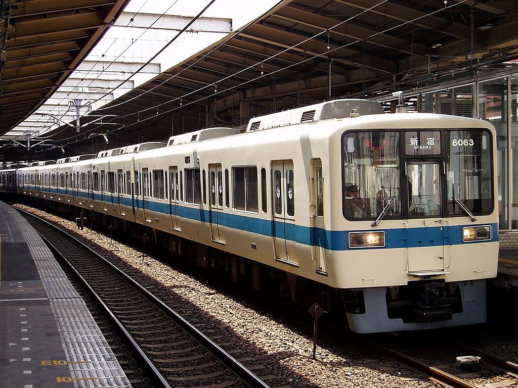 小田急電鉄8000形（Photo by：Cassiopeia sweet / Wikimedia Commons / パブリックドメイン ）※画像の車両は菱形パンタではありません。商品と仕様が異なる場合があります。