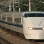 300系新幹線（Photo by： Mitsuki-2368 / Wikimedia Commons / CC-BY-SA-3.0-migrated）※画像の車両は商品と仕様が異なる場合があります