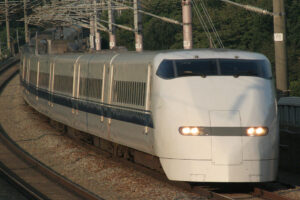 300系新幹線（Photo by： Mitsuki-2368 / Wikimedia Commons / CC-BY-SA-3.0-migrated）※画像の車両は商品と仕様が異なる場合があります