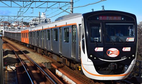 東急電鉄6020系（Photo by： Cfktj1596 / Wikimedia Commons / CC-BY-SA-4.0）※画像の車両は商品とは仕様が異なる場合があります