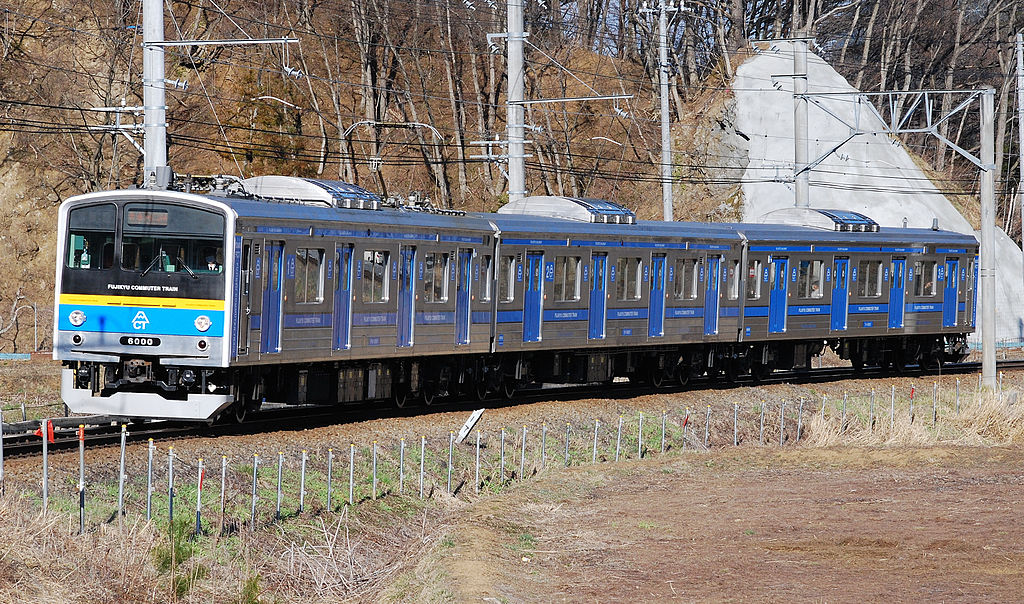富士急6000系（Photo by： Toshinori baba / Wikimedia Commons / CC-BY-SA-3.0）※画像の車両は商品とは仕様が異なることがあります