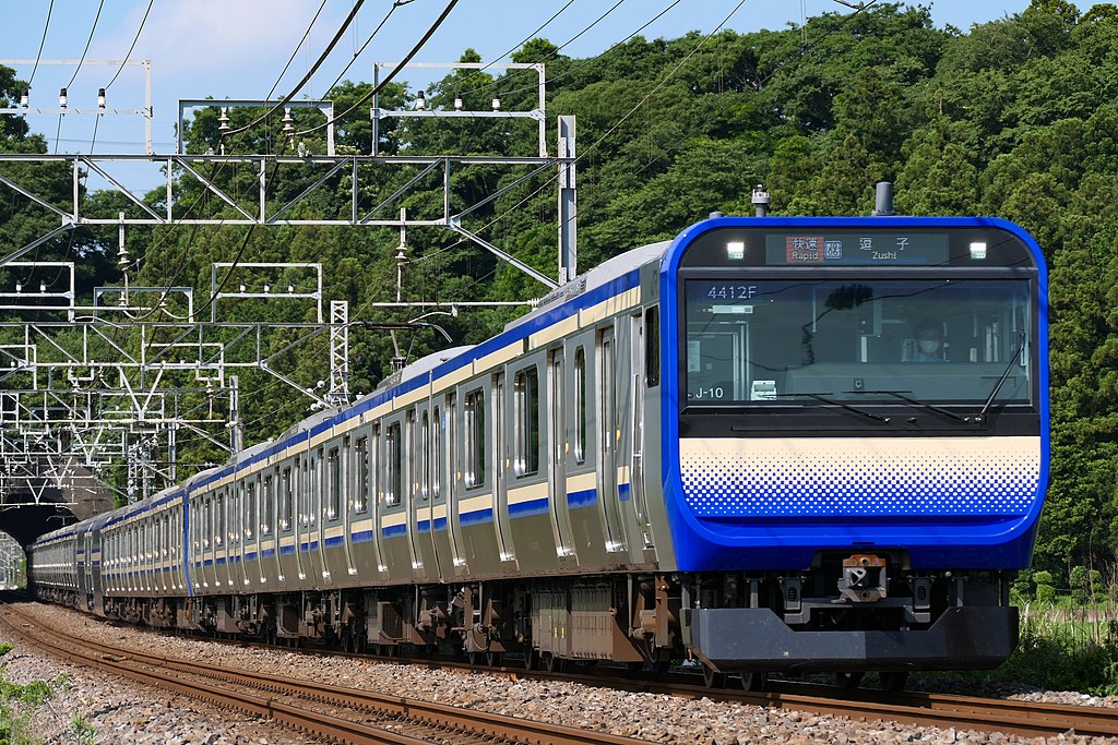 E235系1000番代（Photo by：MaedaAkihiko / Wikimedia  Commons / CC-BY-SA-4.0）※画像の車両は商品とは仕様が異なることがあります