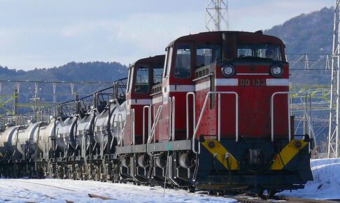 小坂鉄道 DD130形とタンク車（Photo by：まも(Mamo) / Wikimedia Commons / パブリックドメイン）※画像の車両は商品と仕様が異なる場合があります