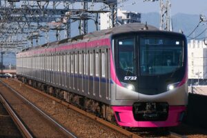 京王電鉄5000系（Photo by：MaedaAkihiko / Wikimedia Commons / CC-BY-SA-4.0）※画像の車両は商品とは仕様が異なることがあります