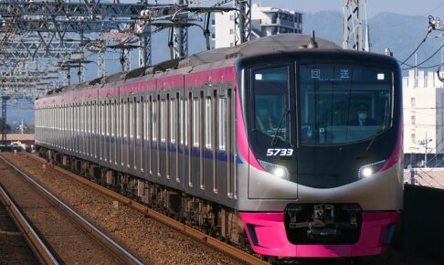 京王電鉄5000系（Photo by：MaedaAkihiko / Wikimedia Commons / CC-BY-SA-4.0）※画像の車両は商品とは仕様が異なることがあります