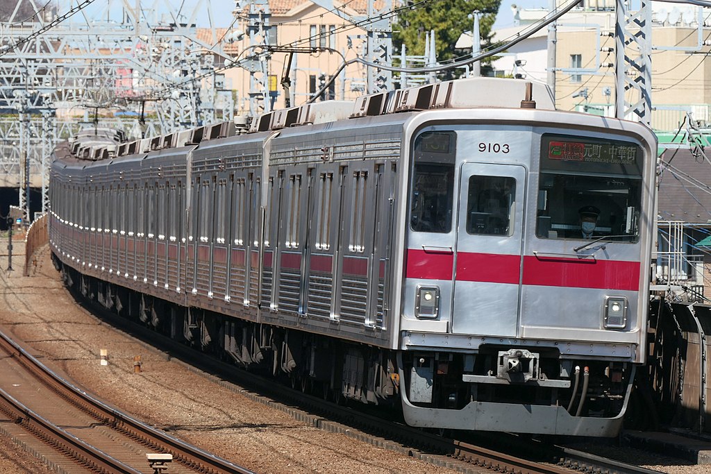 東武鉄道9000型（Photo by：MaedaAkihiko / Wikimedia Commons / CC-BY-SA-4.0）※画像の車両は商品とは仕様が異なることがあります