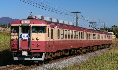 えちごトキめき鉄道413系（Photo by：MaedaAkihiko / Wikimedia Commons / CC-BY-SA-4.0）※画像の車両は商品とは仕様が異なることがあります