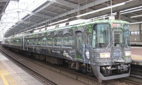 南海電鉄10000系 HYDEサザン（Photo by：TRJN / Wikimedia Commons / CC-BY-SA-4.0）※画像の車両は商品とは仕様が異なることがあります