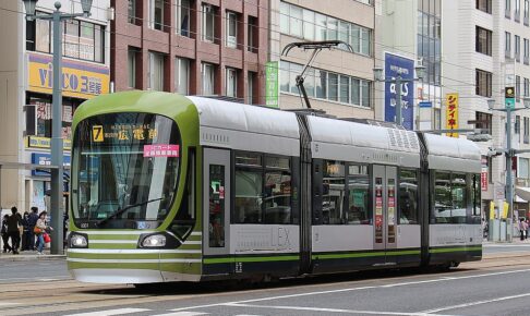 広島電鉄1000形（Photo by： エムティ / Wikimedia Commons / CC-BY-SA-4.0）※画像の車両は商品と仕様が異なる場合があります