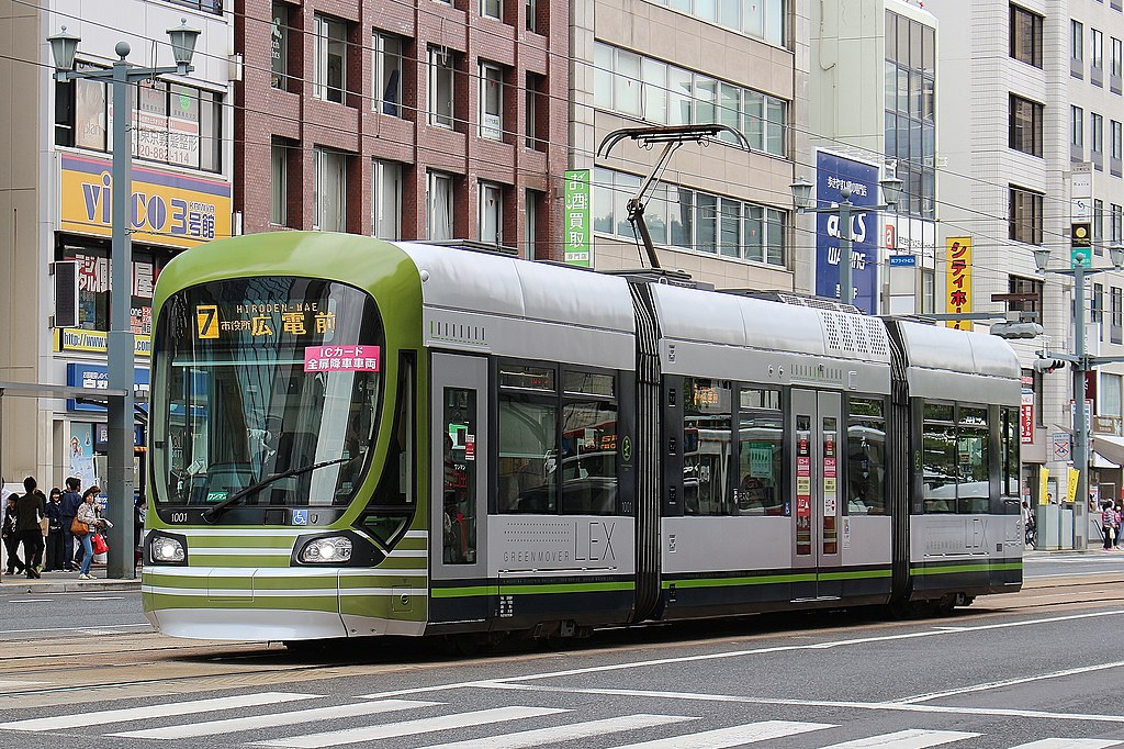 広島電鉄1000形（Photo by： エムティ / Wikimedia  Commons / CC-BY-SA-4.0）※画像の車両は商品と仕様が異なる場合があります