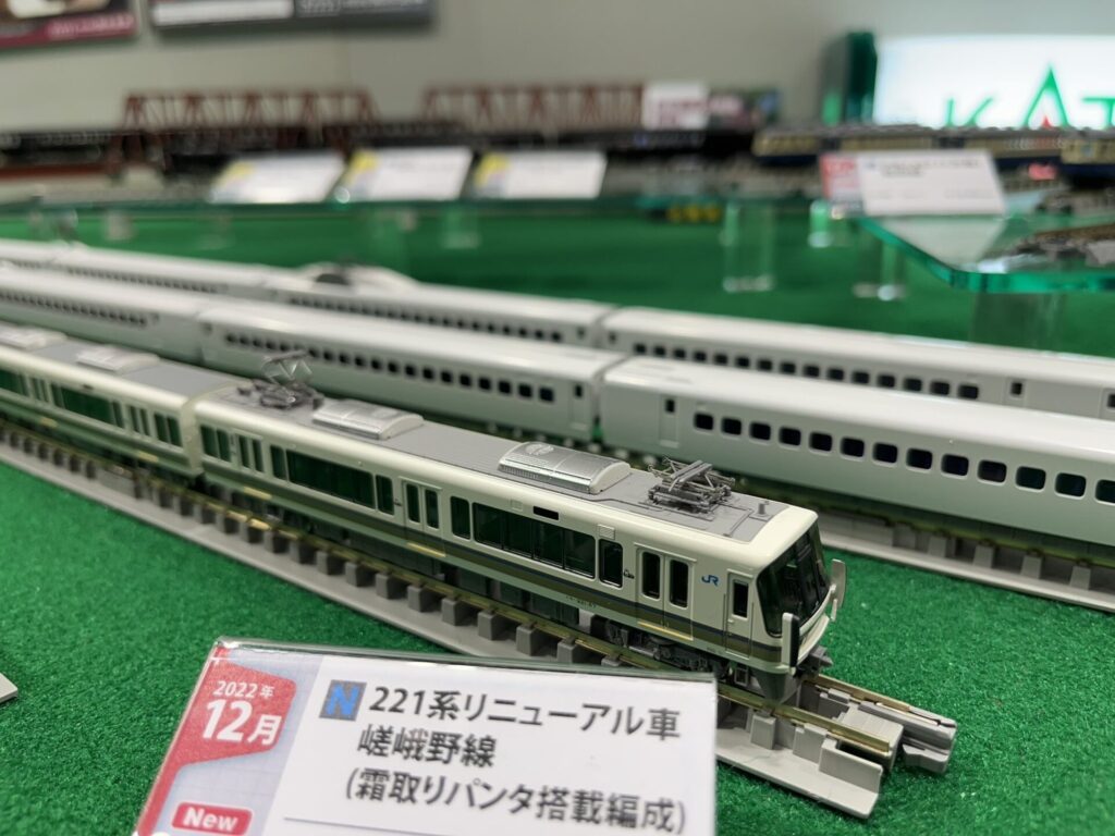 KATO 221系リニューアル車 嵯峨野線 (霜取りパンタ搭載編成) 4両セット