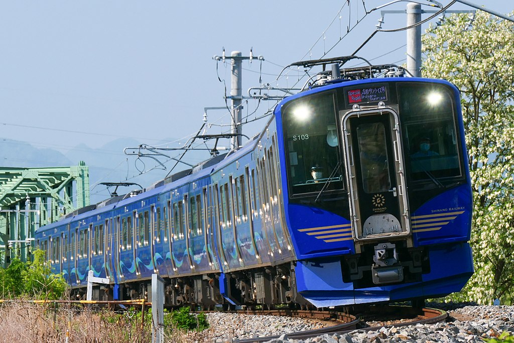 しなの鉄道SR1系100番台（Photo by：MaedaAkihiko / Wikimedia Commons / CC-BY-SA-4.0）※画像の車両は商品とは仕様が異なることがあります