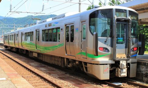 あいの風とやま鉄道521系（Photo by： Rsa / Wikimedia Commons / CC-BY-SA-3.0-migrated）※画像の車両は商品とは仕様が異なる場合があります