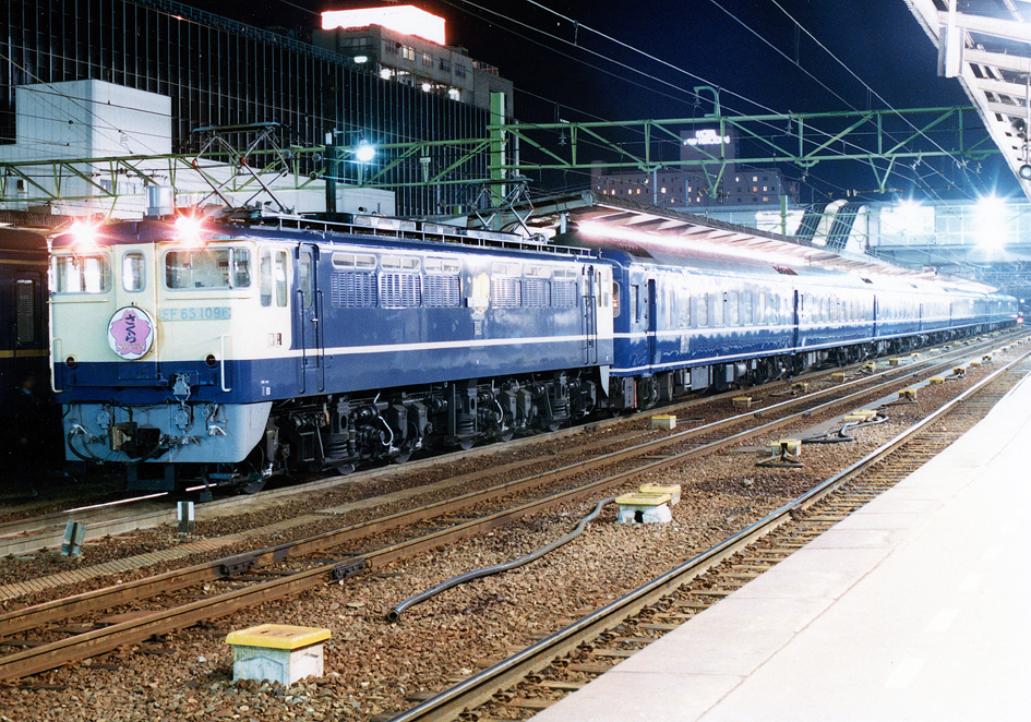 EF65形1000番代（Photo by： spaceaero2 / Wikimedia Commons / CC-BY-SA-3.0）※画像の車両は商品と仕様が異なる場合があります