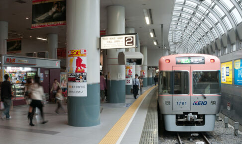 京王電鉄1000系 サーモンピンク（Photo by：Rs1421 / Wikimedia Commons / CC-BY-SA-3.0）※画像の車両は商品とは仕様が異なります