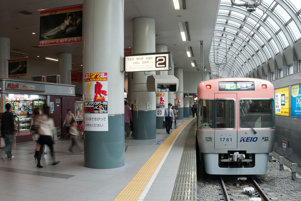 京王電鉄1000系 サーモンピンク（Photo by：Rs1421 / Wikimedia  Commons / CC-BY-SA-3.0）※画像の車両は商品とは仕様が異なります