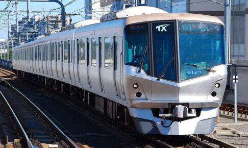 つくばエキスプレス TX-1000系（Photo by： Toshinori baba / Wikimedia Commons / パブリックドメイン）※画像の車両は商品とは仕様が異なる場合があります。