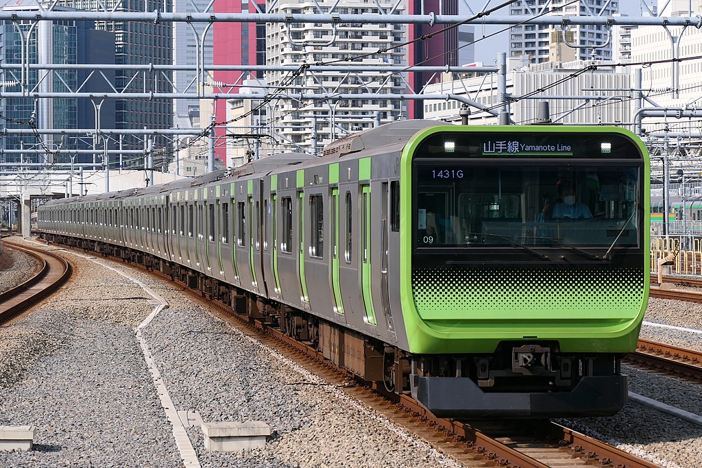 E235系0番代 山手線（Photo by：MaedaAkihiko / Wikimedia Commons / CC-BY-SA-4.0）※画像の車両は商品とは仕様が異なることがあります