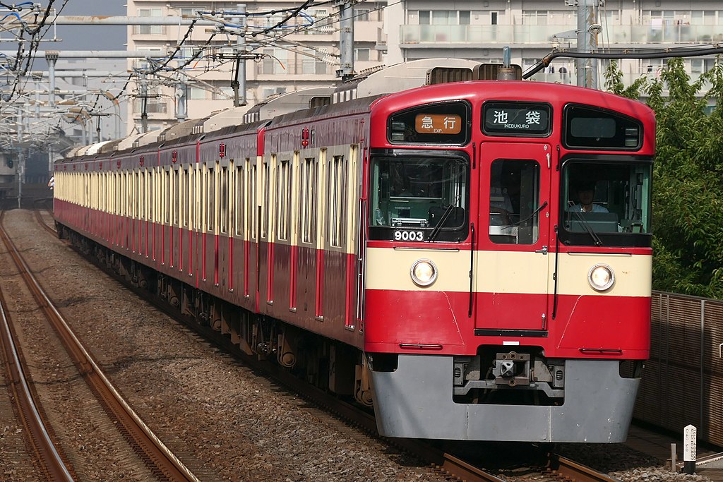 西武鉄道9000系 RED LUCKY TRAIN（Photo by：MaedaAkihiko / Wikimedia Commons / CC-BY-SA-4.0）※画像の車両は商品とは仕様が異なることがあります