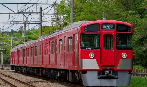 西武鉄道9000系 赤色（Photo by：Kznrhsd / Wikimedia Commons / パブリックドメイン）※画像の車両は商品と仕様が異なる場合があります