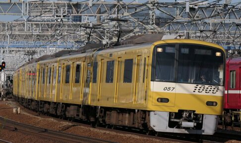 京急新1000形（KEIKYU YELLOW HAPPY TRAIN・ドア黄色）（Photo by：MaedaAkihiko / Wikimedia Commons / CC-BY-SA-4.0）※画像の車両は商品とは仕様が異なることがあります