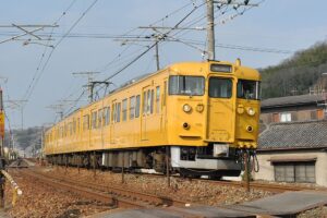 115系 中国地域色（Photo by：EF600EF610 / Wikimedia Commons / CC-BY-SA-4.0）※画像の車両はD-23編成ではありません。商品とは仕様が異なる場合があります。