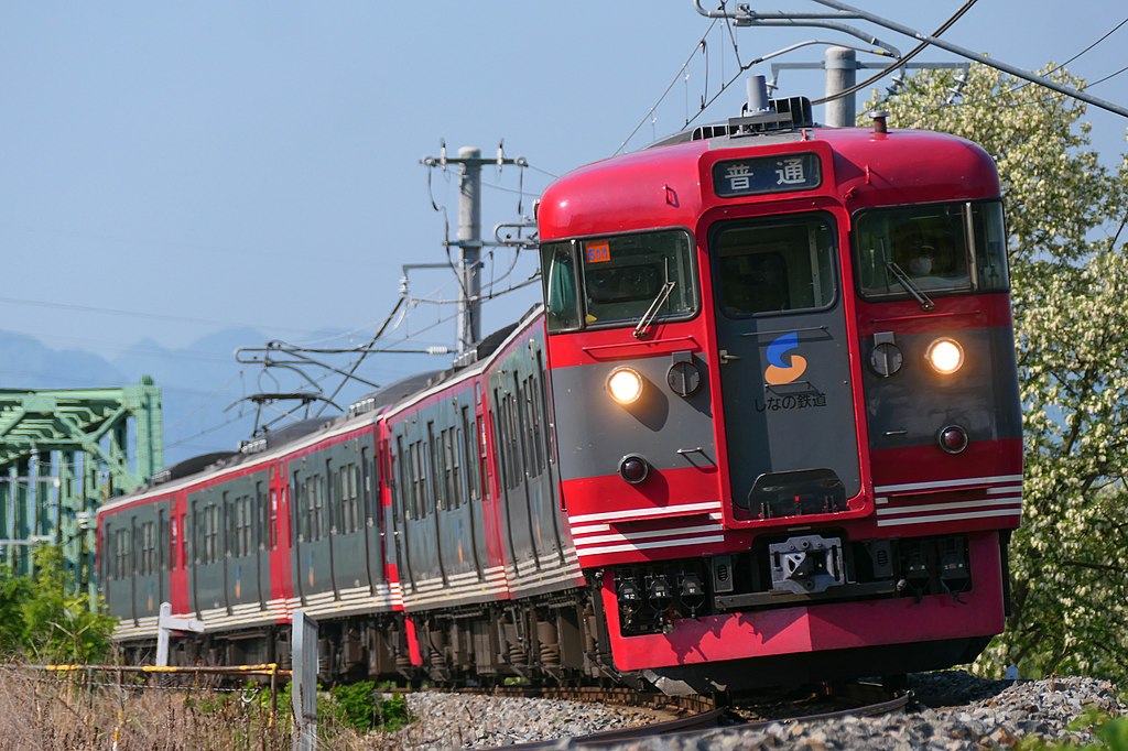 しなの鉄道115系（Photo by：MaedaAkihiko / Wikimedia Commons / CC-BY-SA-4.0）※画像の車両は商品とは仕様が異なることがあります
