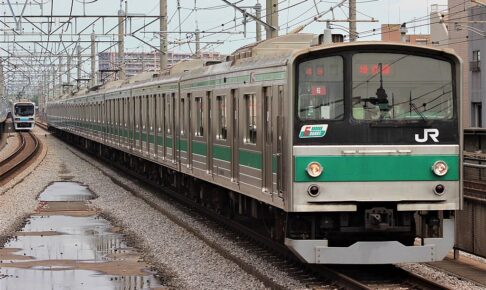 205系 埼京線（Photo by： Rsa / Wikimedia Commons / CC-BY-SA-3.0-migrated）※画像の車両は商品とは仕様が異なる場合があります