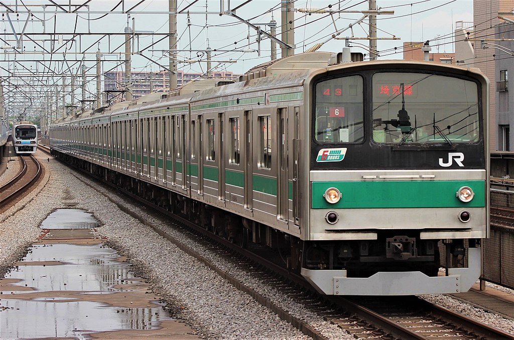 205系 埼京線（Photo by： Rsa / Wikimedia Commons / CC-BY-SA-3.0-migrated）※画像の車両は商品とは仕様が異なる場合があります