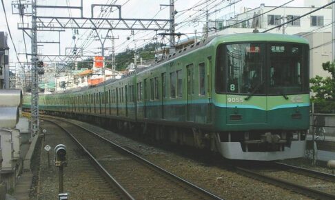 京阪9000系（Photo by：Kansai explorer / Wikimedia Commons / CC-BY-SA-3.0-migrated-with-disclaimers）※画像の車両は商品とは仕様が異なる場合があります