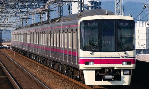 京王電鉄8000系 （Photo by：MaedaAkihiko / Wikimedia Commons / CC-BY-SA-4.0）※画像の車両は商品とは仕様が異なることがあります