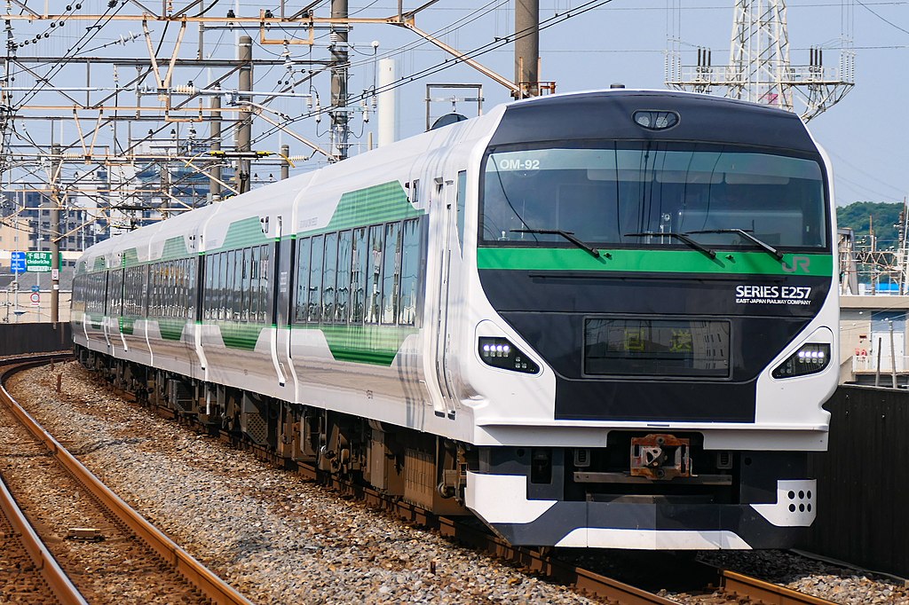 E257系5000番台（Photo by：MaedaAkihiko / Wikimedia Commons / CC-BY-SA-4.0）※画像の車両は商品とは仕様が異なることがあります