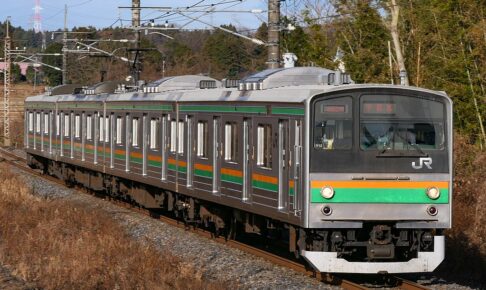 205系600番台（Photo by：MaedaAkihiko / Wikimedia Commons / CC-BY-SA-4.0）※画像の車両は商品とは仕様が異なることがあります